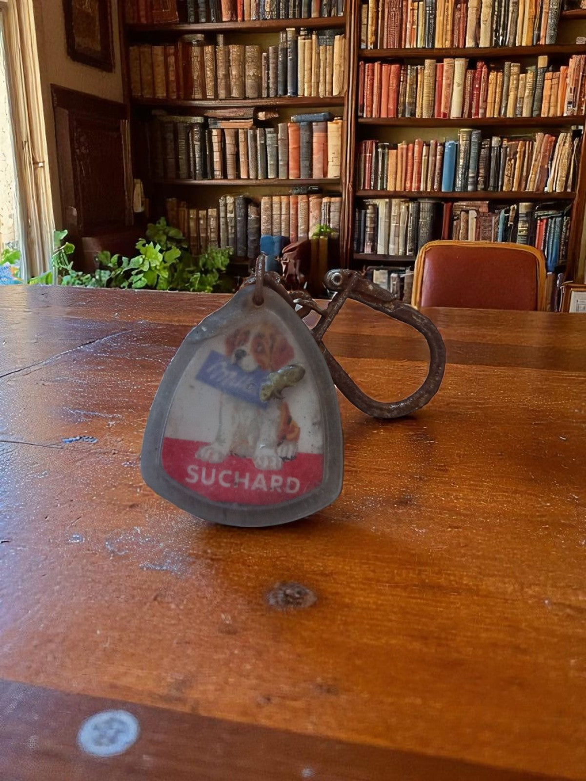 Porte-clés vintage Suchard, publicitaire ancien, visuel chien, accessoire rétro