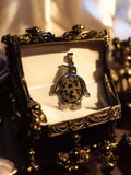 Pendentif pingouin pierre naturelle tachetée monture métal, bijou animalier élég