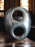 Sculpture contemporaine abstraite métal aspect martelé vintage design