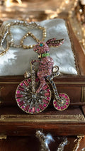 Broche lapin strass multicolore vélo fantaisie – Bijou pin’s élégant mode femme