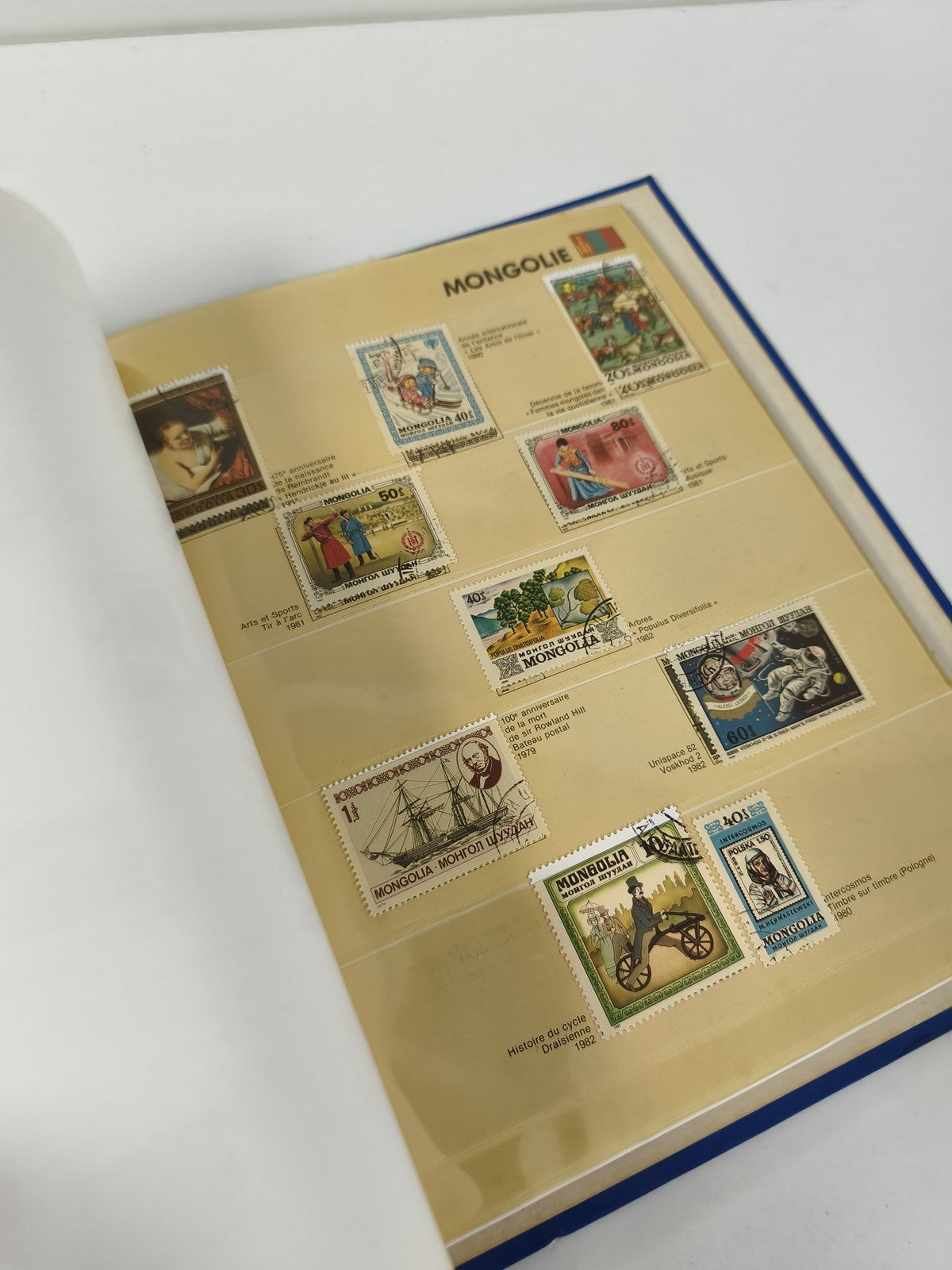 Classeur de timbres partiellement rempli, pages thématiques Japon, reliure bleue