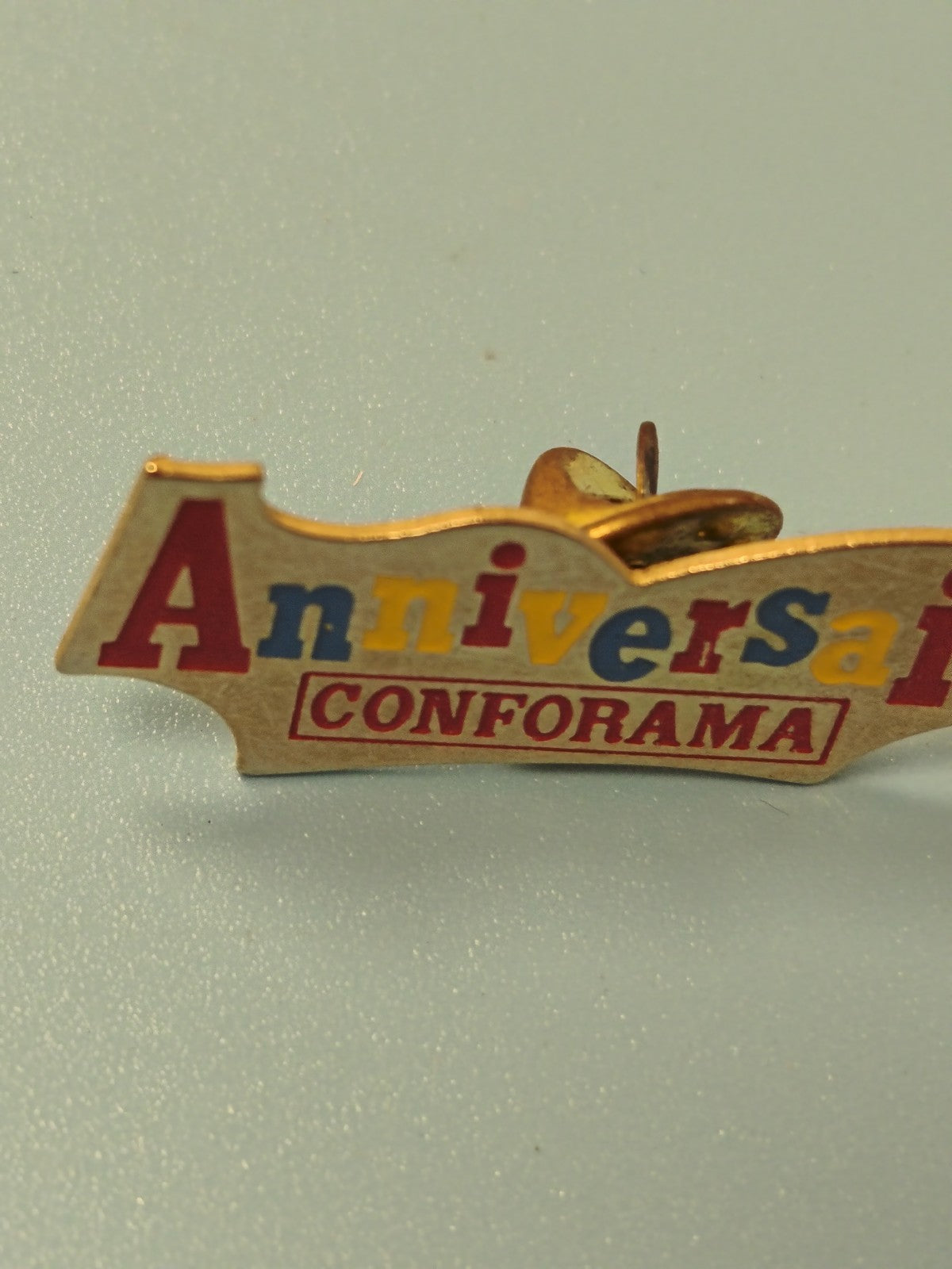 Vintage pin's Anniversaire Conforama multicolore collection publicitaire