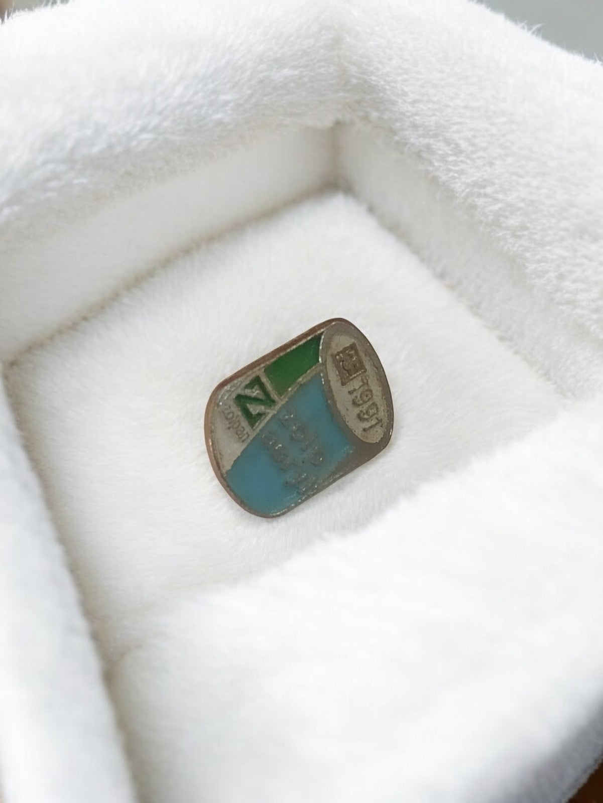 Pin's publicitaire vintage 1987, badge rétro émaillé, années 80, déco bleu vert
