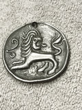 Médaille ancienne décor lion style antique, finition argentée, pendentif rond