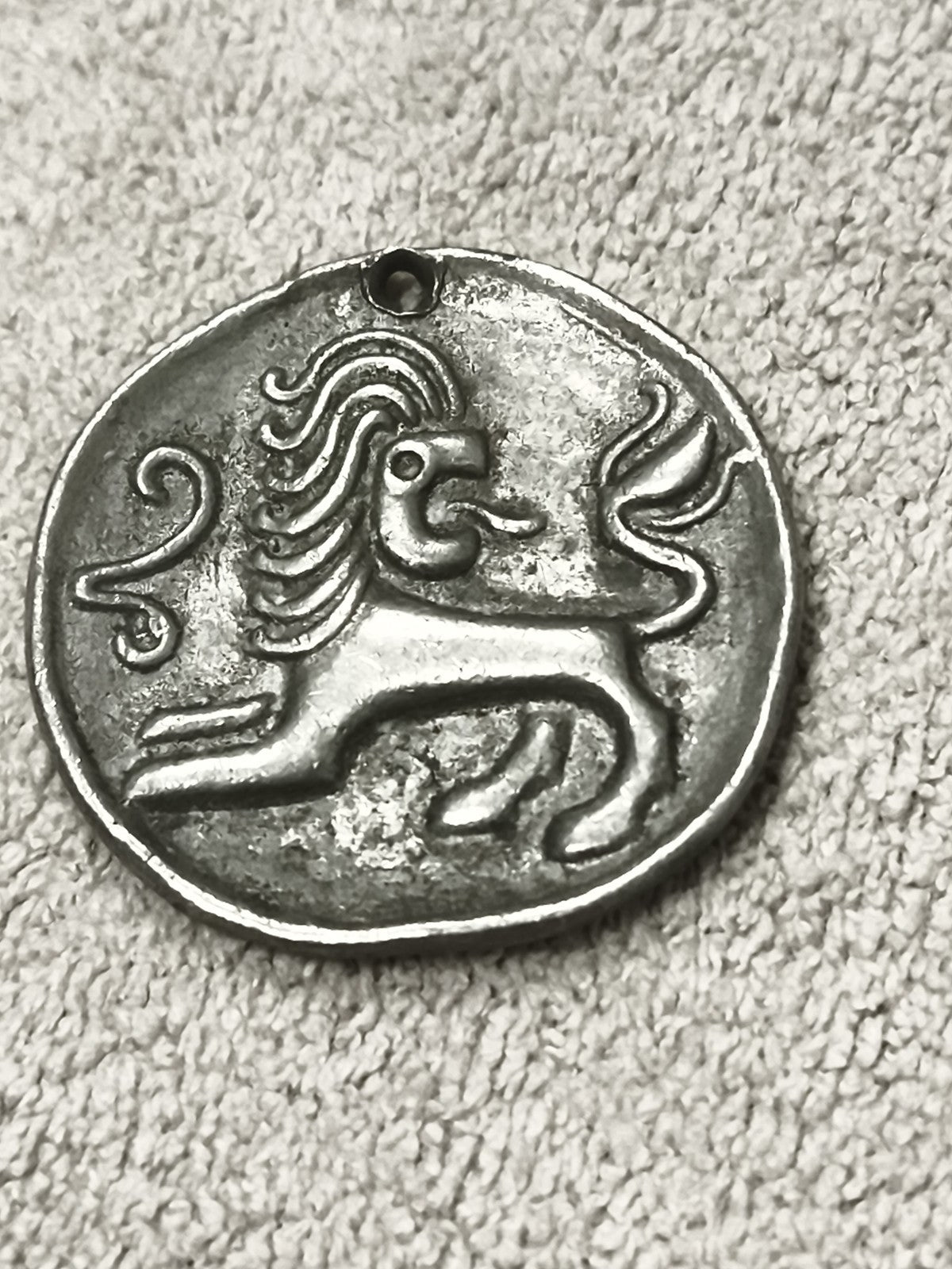 Médaille ancienne décor lion style antique, finition argentée, pendentif rond