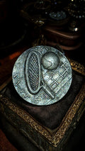 Pin's vintage tennis rond relief raquette balle ? badge ancien rare