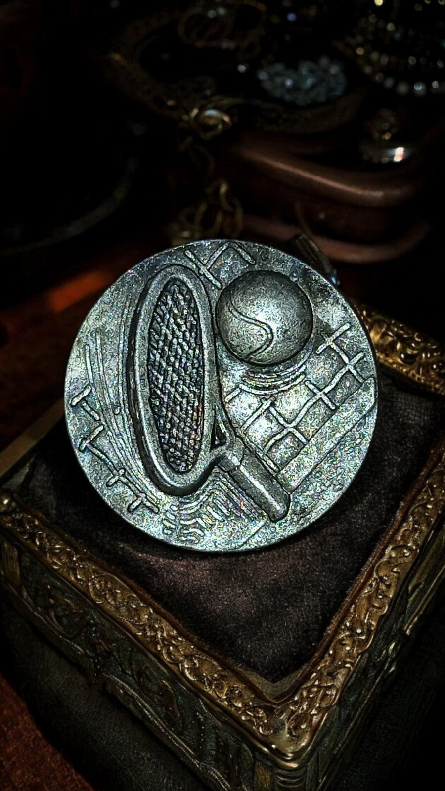 Pin's vintage tennis rond relief raquette balle ? badge ancien rare