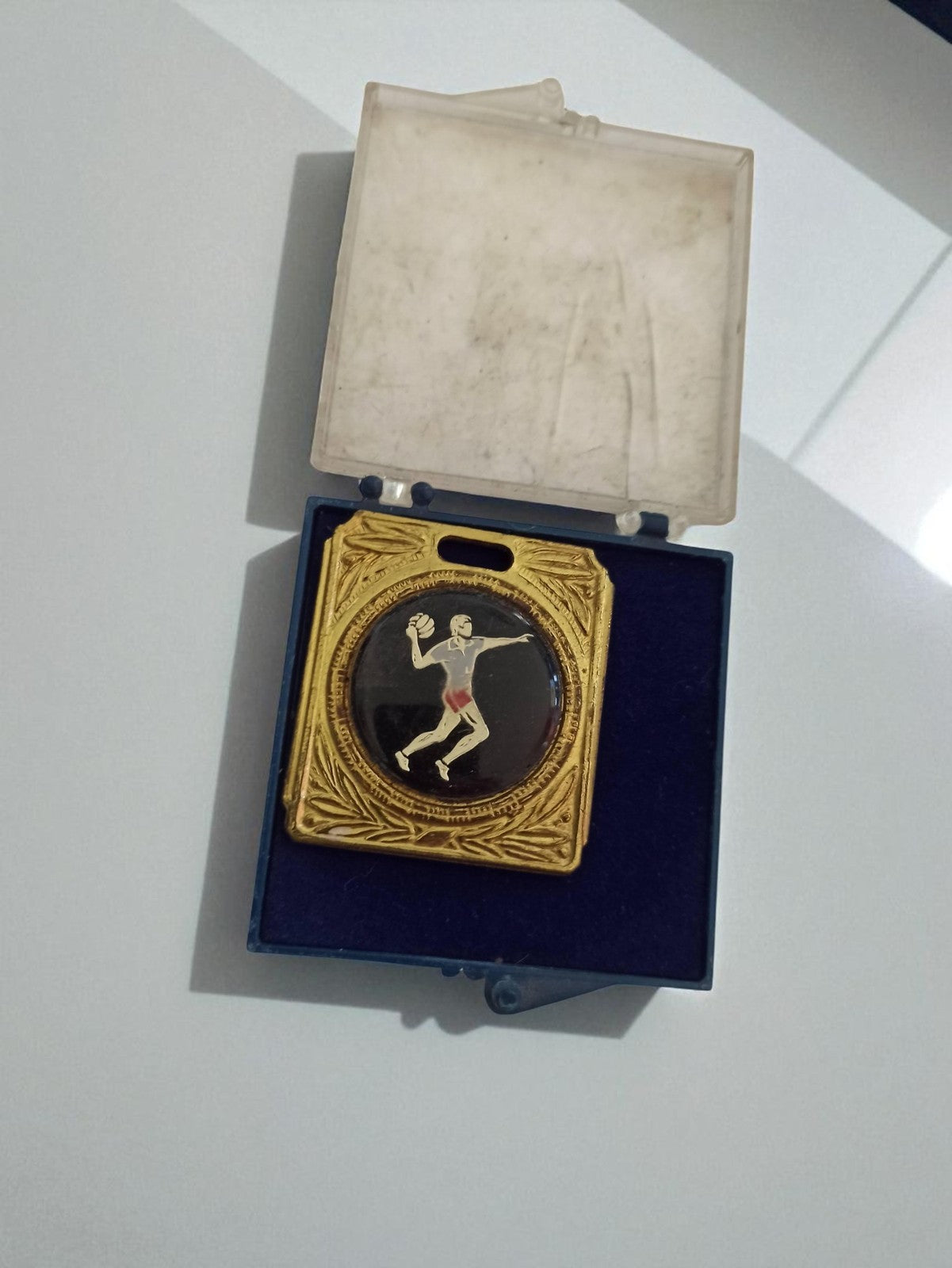Médaille handball vintage bronze doré relief joueur rétro ancien trophée