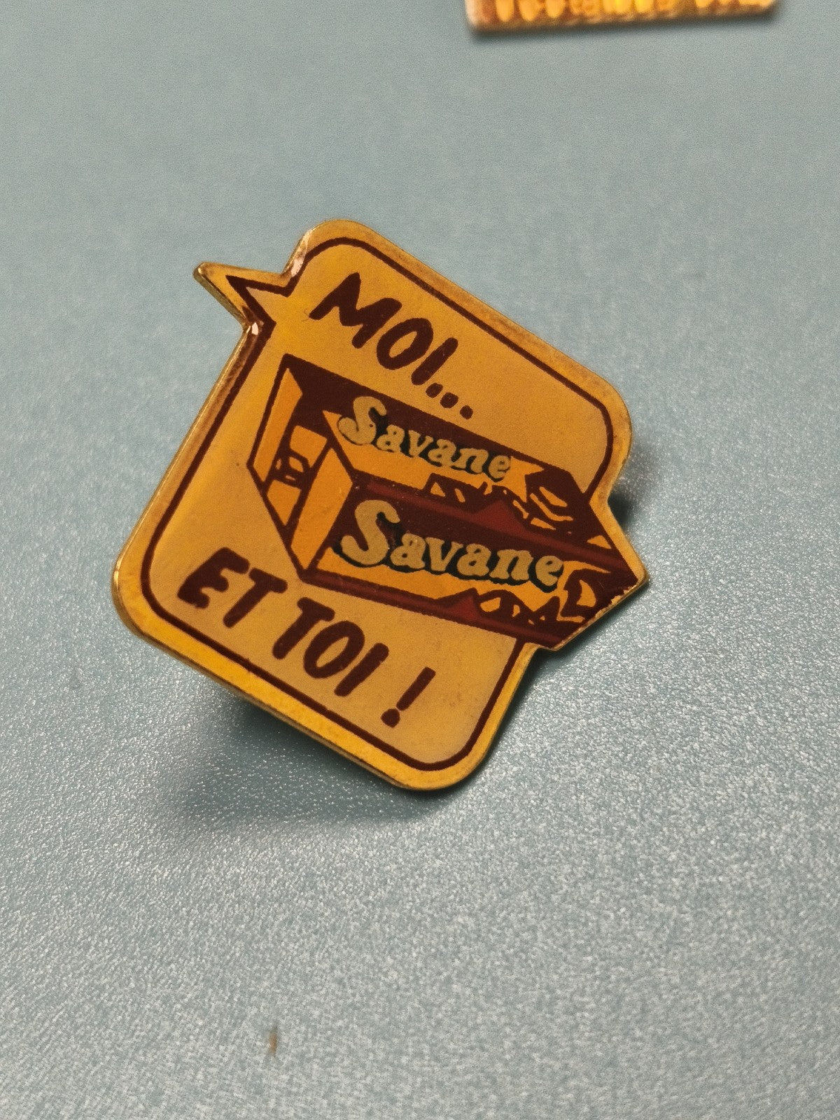 Pin's vintage Savane gâteaux jaune publicitaire ancien, collection, ref 11