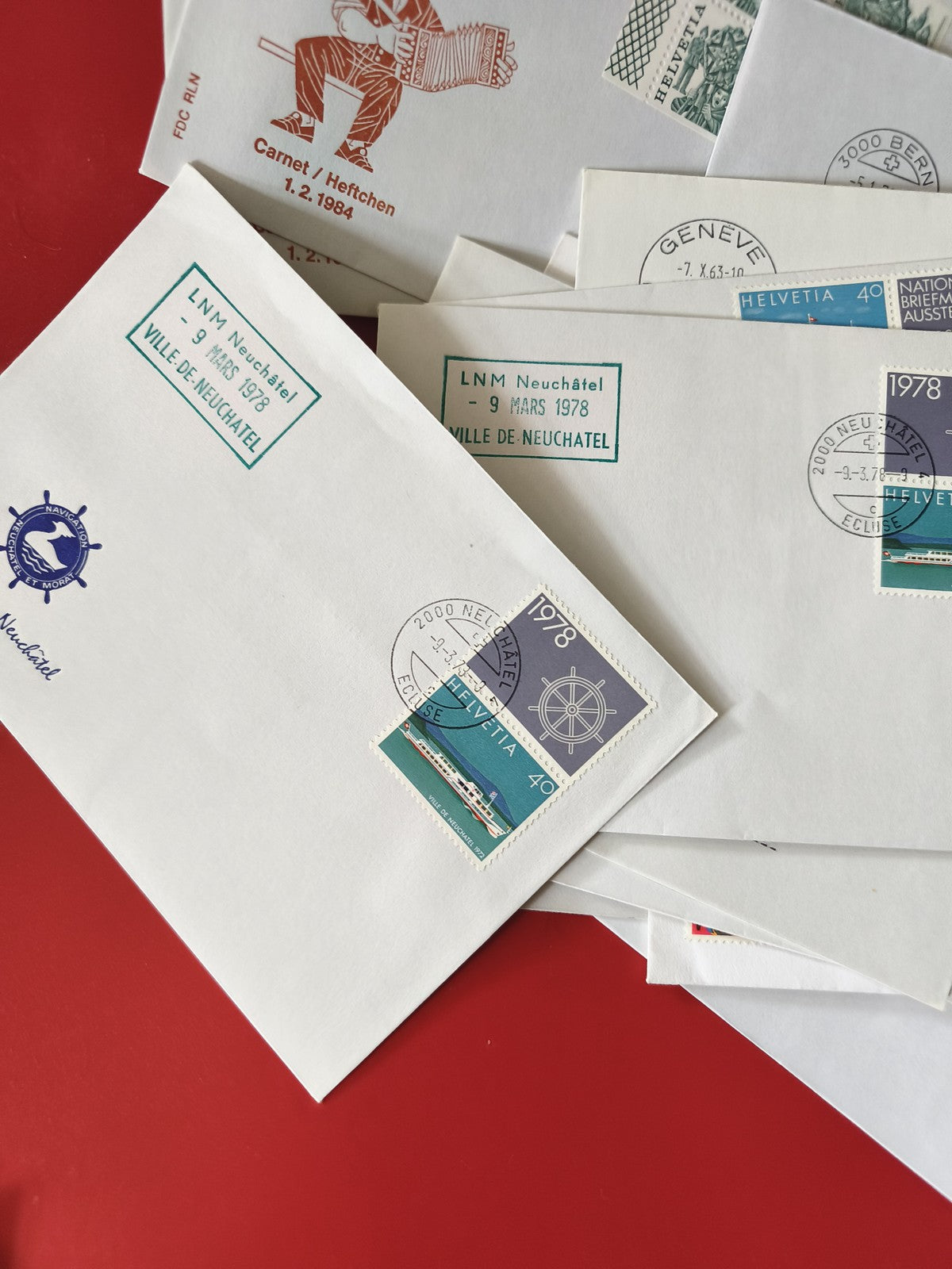 Lot d?enveloppes philatélie oblitérées Suisse, timbres Helvetia, motifs variés