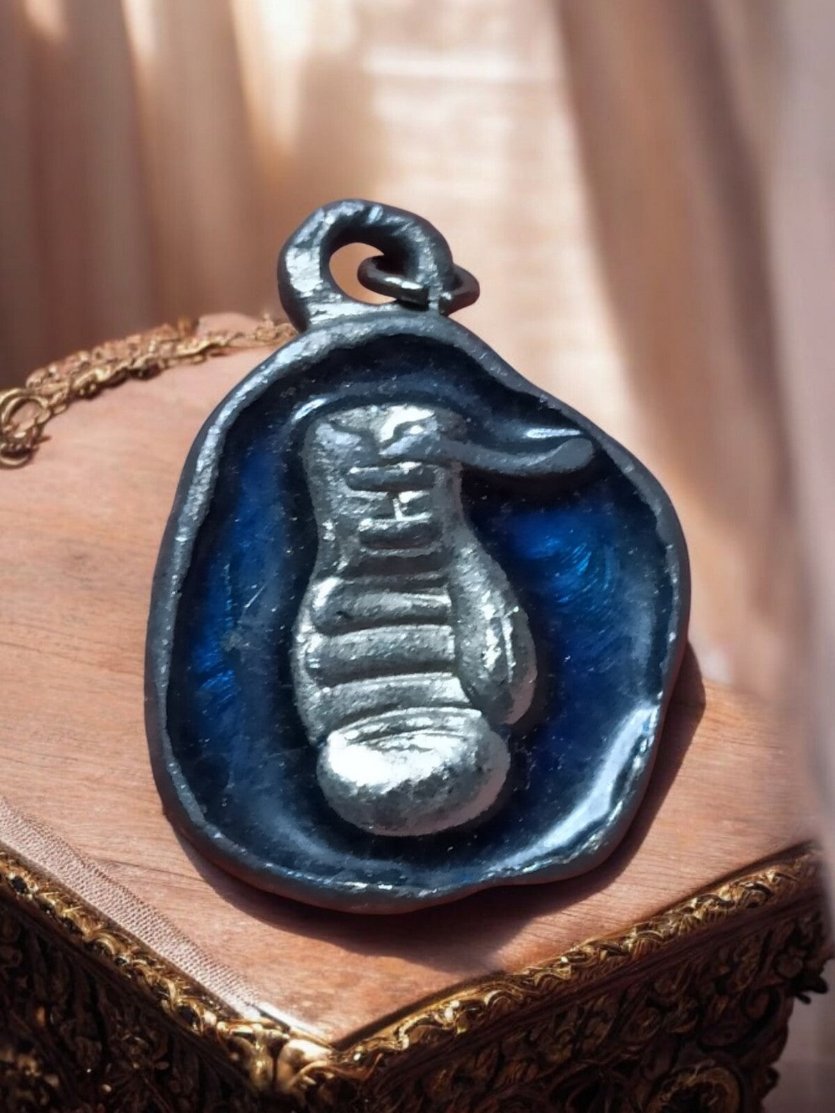 Pendentif vintage boxe anglaise bronze bleu émaillé gant rétro bijou