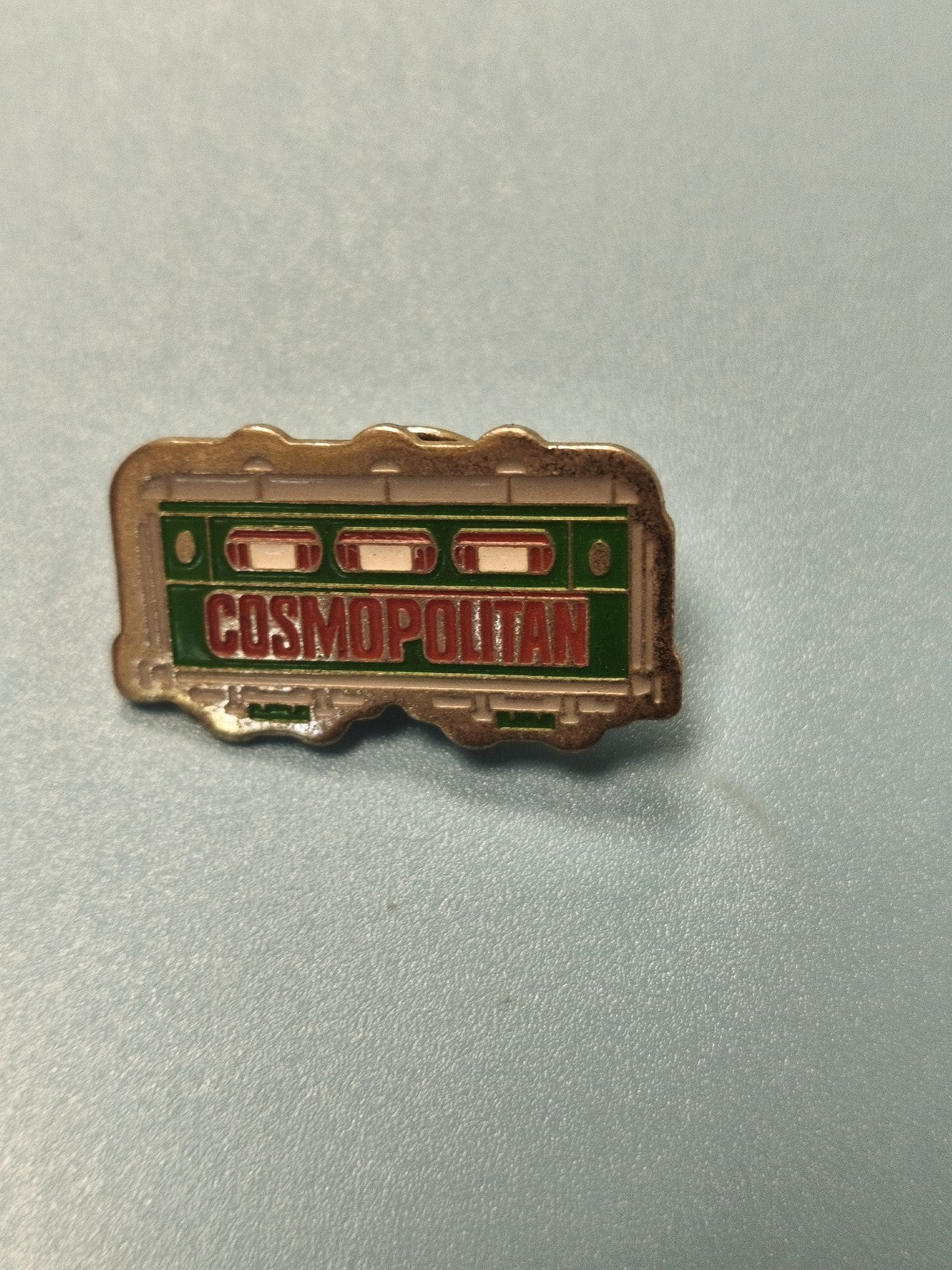 Vintage pin's Cosmopolitan wagon vert émaillé collection transport ancien
