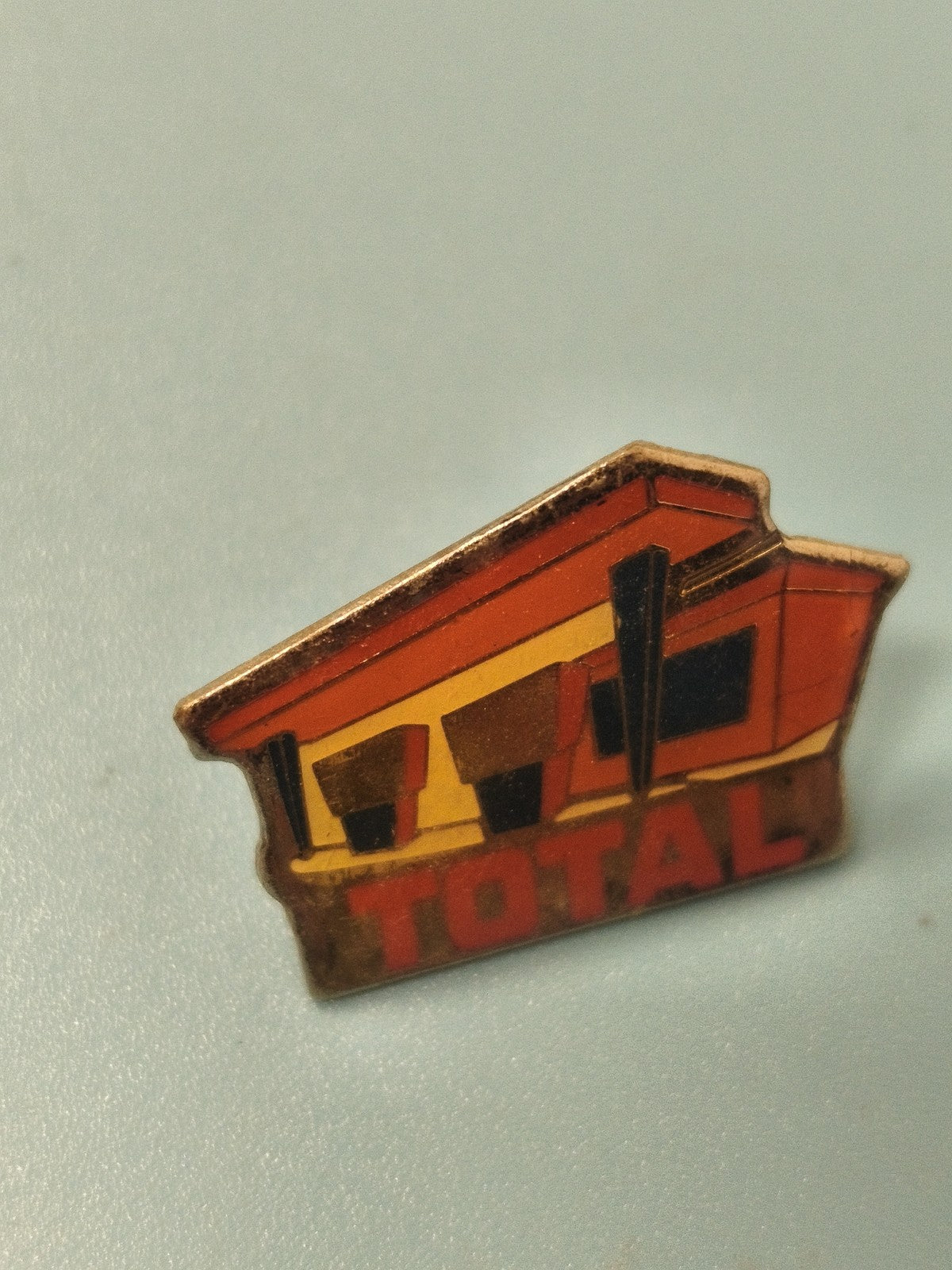 Pin's vintage TOTAL station essence, forme bâtiment, collection rétro rare