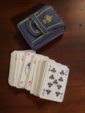 Jeu de cartes vintage en étui bleu rétro, motif doré, accessoire ancien