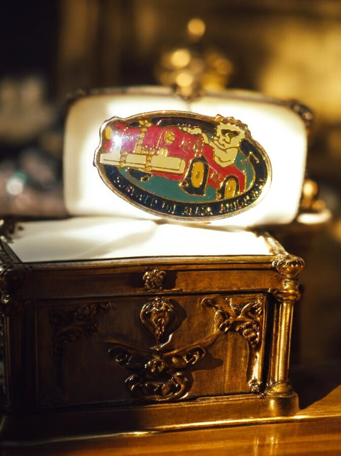 Pin's vintage ancien pompier voiture rouge émaillé collection à identifier