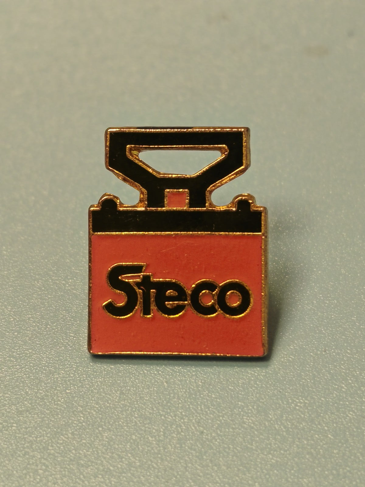 Vintage pin's Steco ancien, forme mallette rouge, collection publicitaire