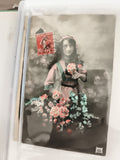 Carte postale ancienne colorisée fillette fleurs timbre CPA début XXe