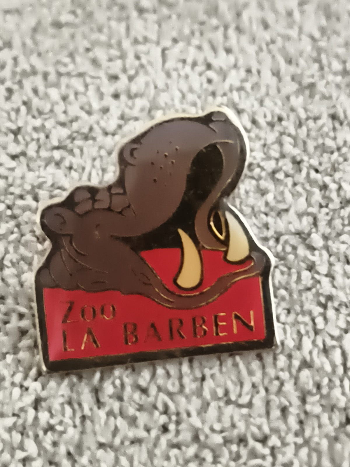 Pin's vintage Zoo La Barben hippopotame émaillé badge ancien parc animalier
