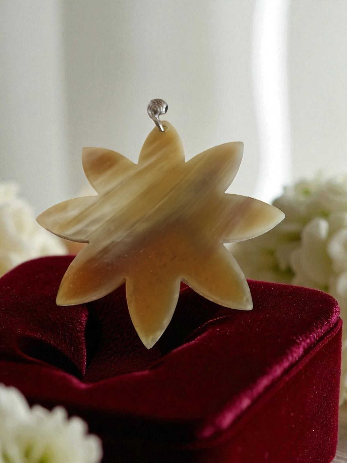 Pendentif vintage fleur en matériau ancien, style rétro naturel