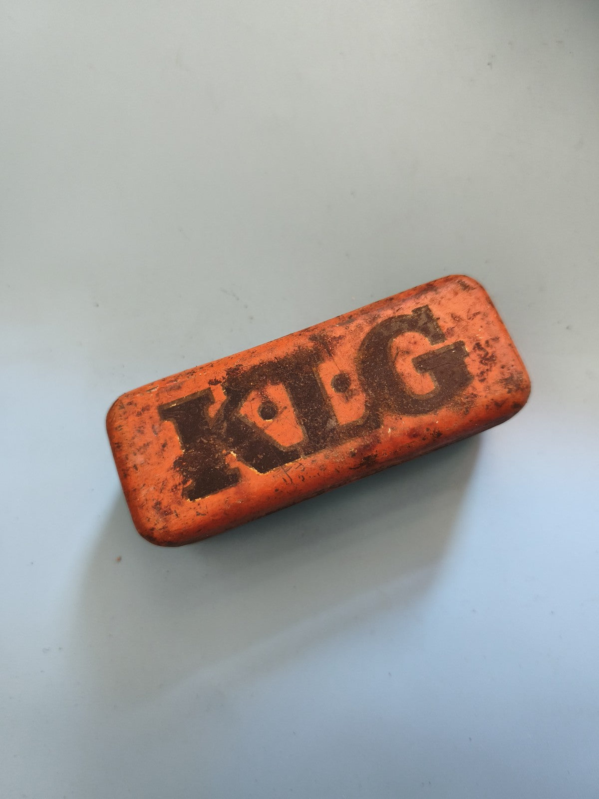 Petite boîte publicitaire vintage en métal KLG, ancienne, objet de collection ré