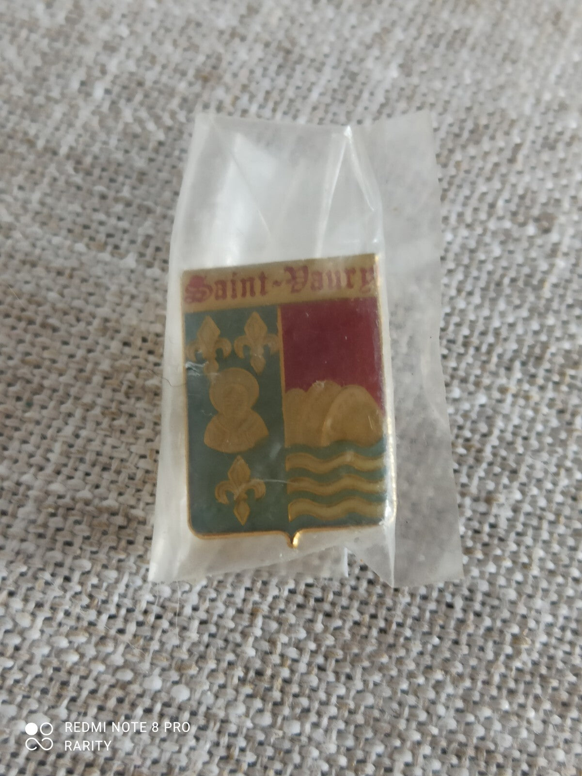 Pin's blason Saint-Vaury émaillé ancien ? écusson rétro France