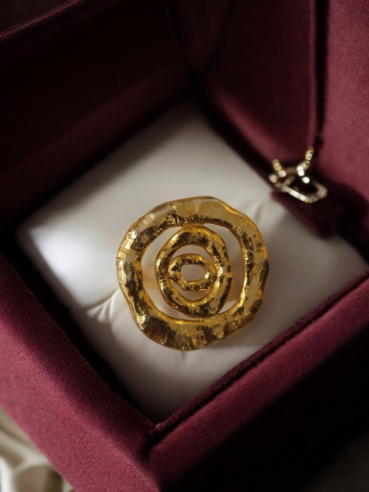 Broche vintage dorée spiralée, bijou rétro ancien fantaisie, finition martelée