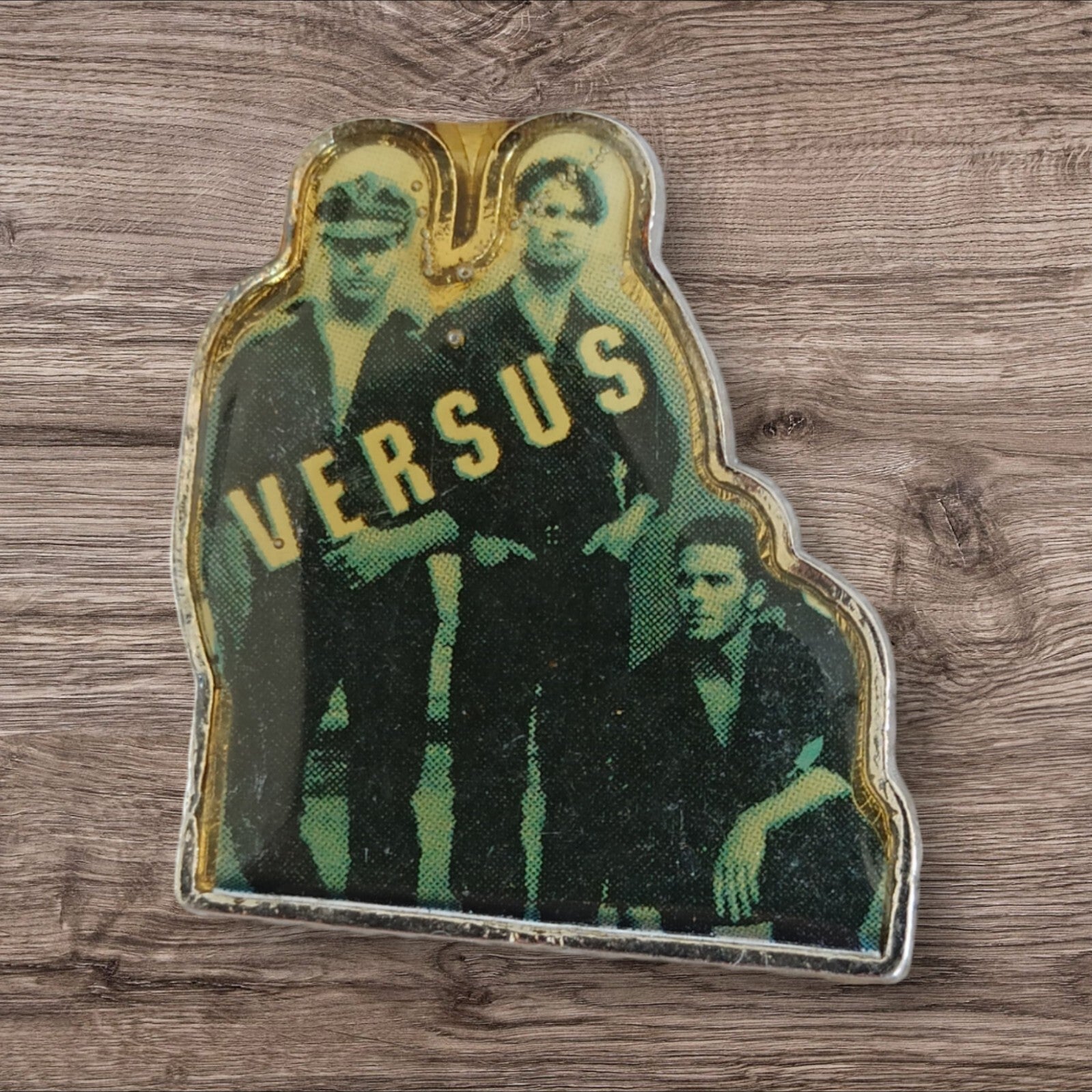 Pin's Versus vintage édition limitée badge groupe musique rock
