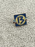 Pin's vintage bleu logo 13 émaillé rectangulaire années 80 rétro (Ref 2)