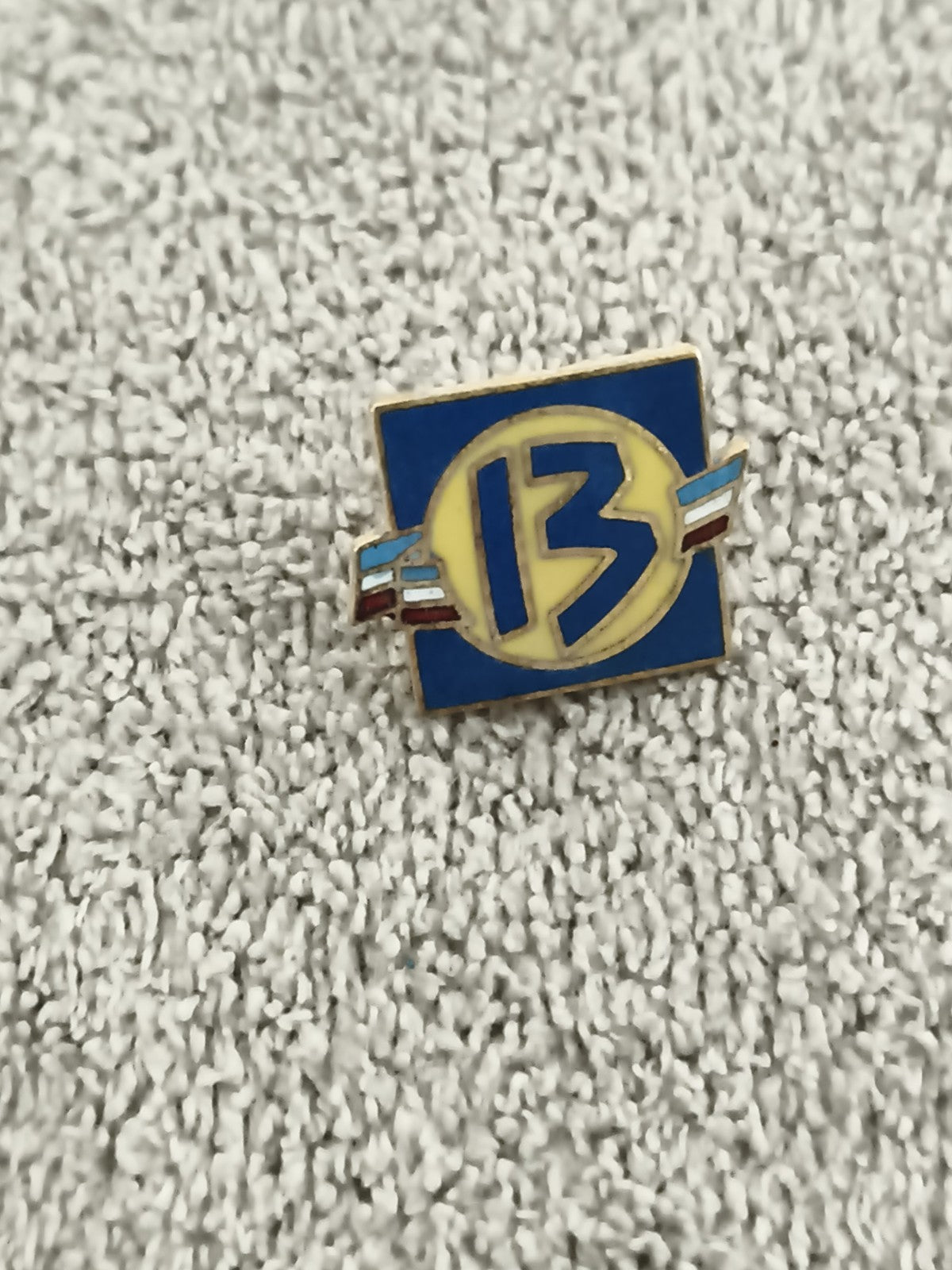 Pin's vintage bleu logo 13 émaillé rectangulaire années 80 rétro (Ref 2)