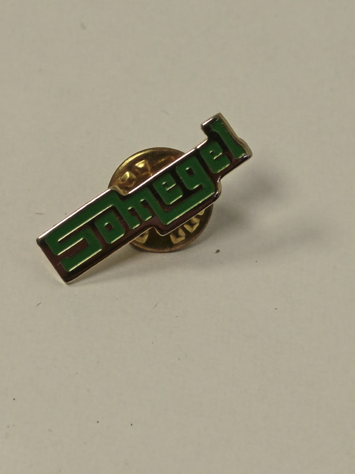 Pin's rétro vintage ancien collection badge broche publicitaire objet original d