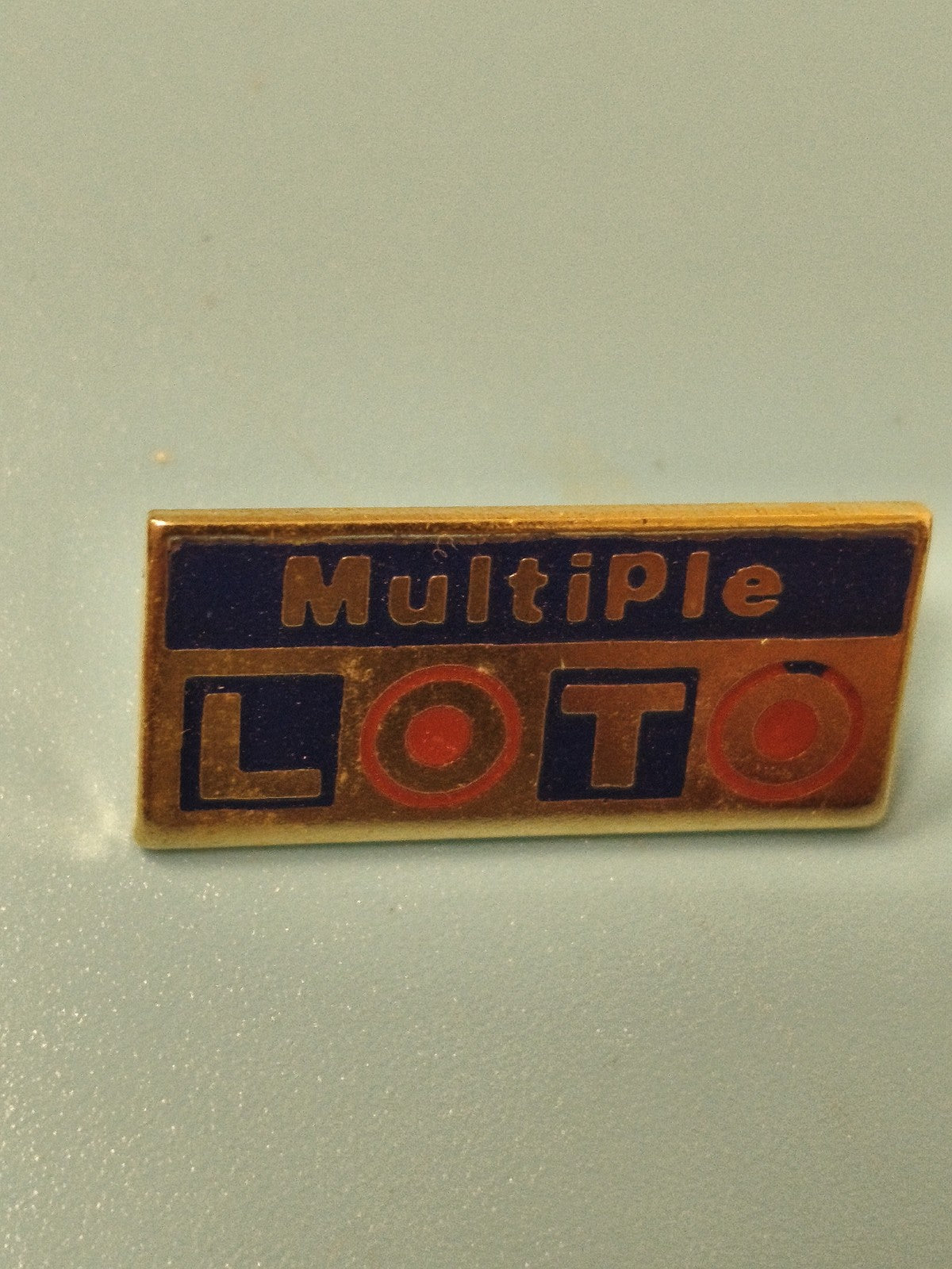 Pin's vintage Loto Multiple rectangulaire bleu rouge collection jeu ancien