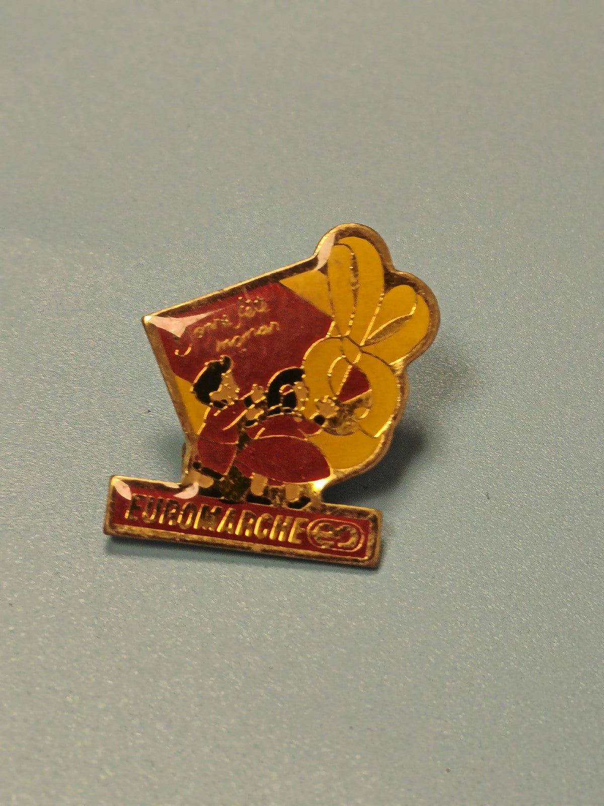 Pin's vintage Euromarché, collection publicitaire, doré rouge, cadeau ancien