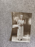 Carte photo Bonne Année femme bouquet CPA début XXe élégante