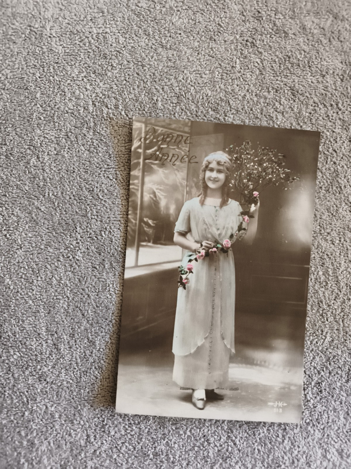Carte photo Bonne Année femme bouquet CPA début XXe élégante