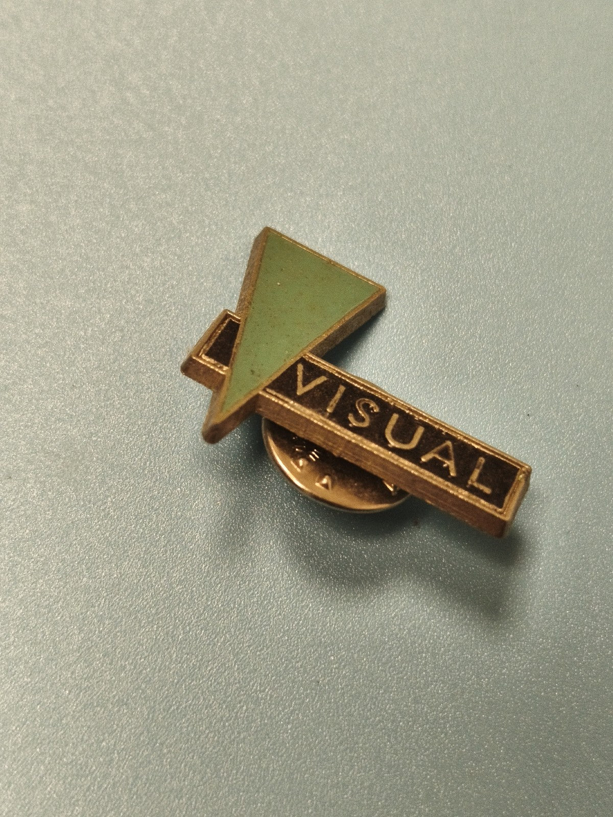 Vintage pin's VISUAL triangle émaillé vert doré badge ancien collection (Ref 1)