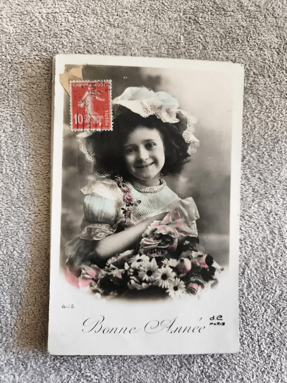 CPA Bonne Année fillette fleurs timbre 10c Paris carte postale illustrée