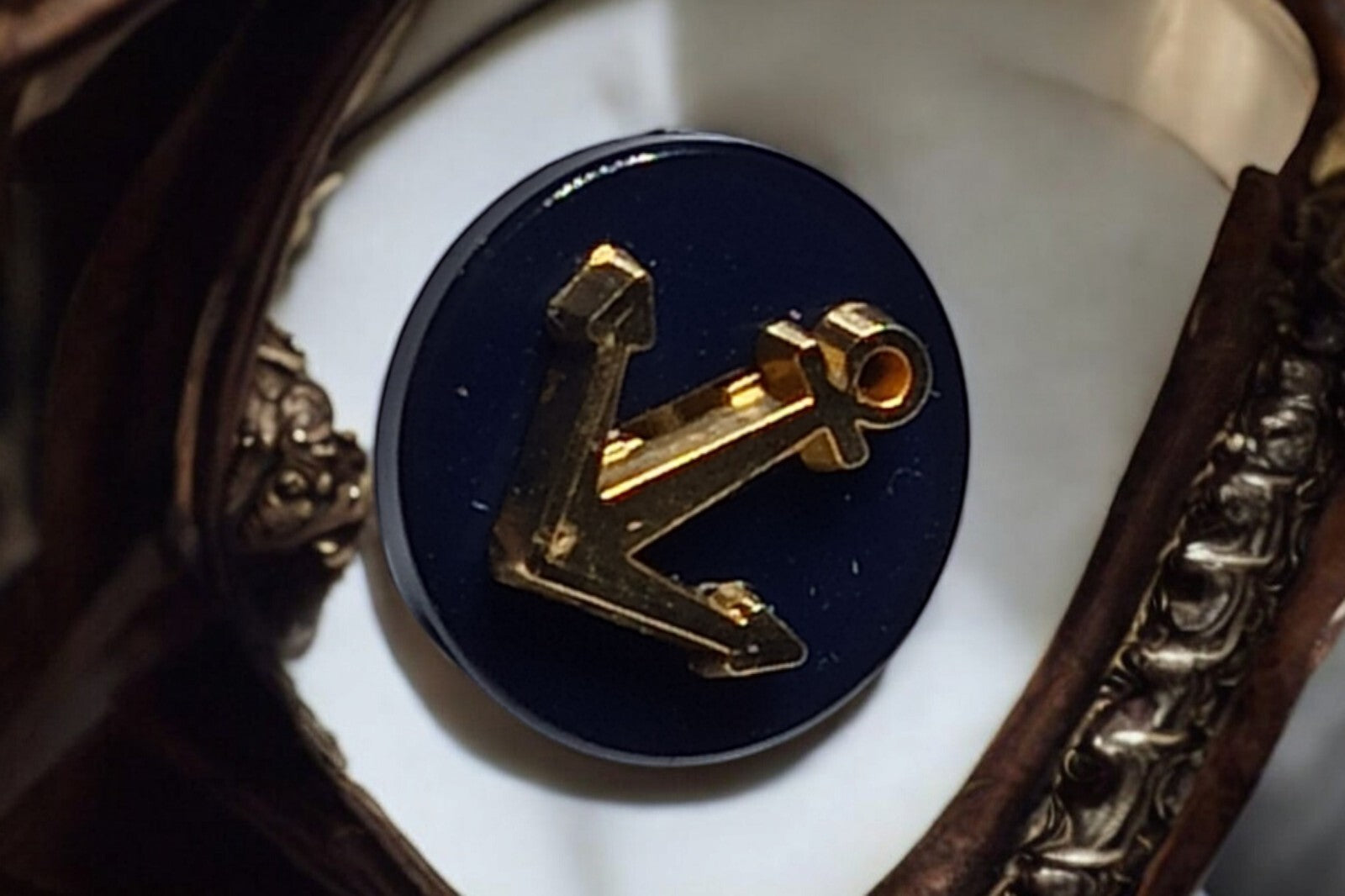 Bouton marine militaire France, ancre dorée fond bleu uniforme veste blazer