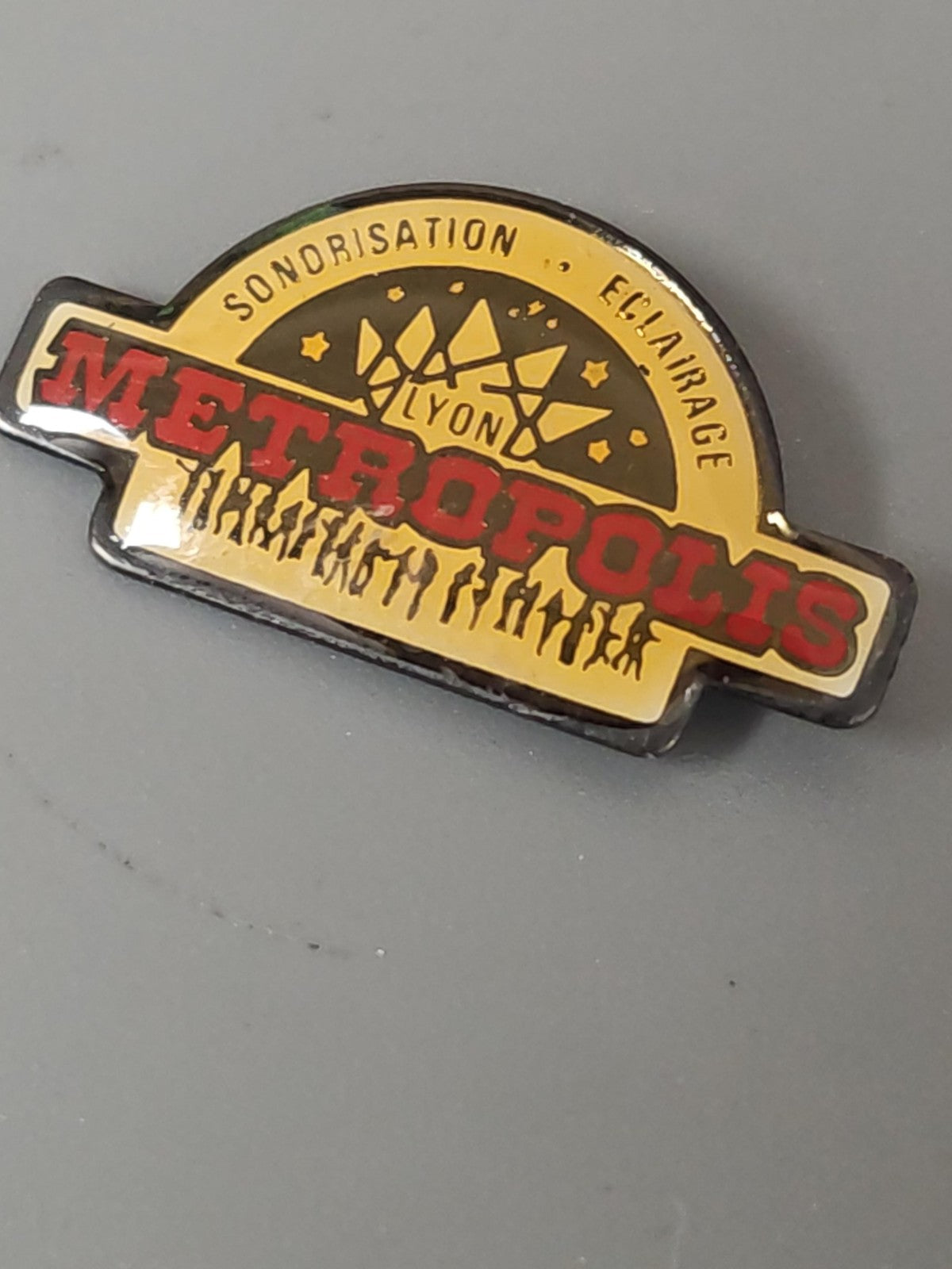 Pin's ancien Metropolis rétro, badge collection vintage, objet publicitaire rare