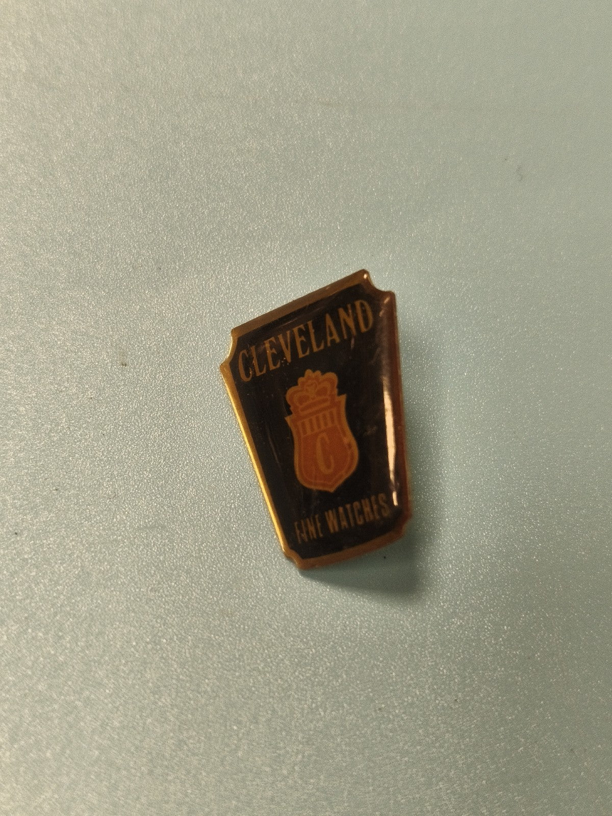 Vintage pin's Cleveland Fine Watches émaillé blason doré collection (Ref 19)