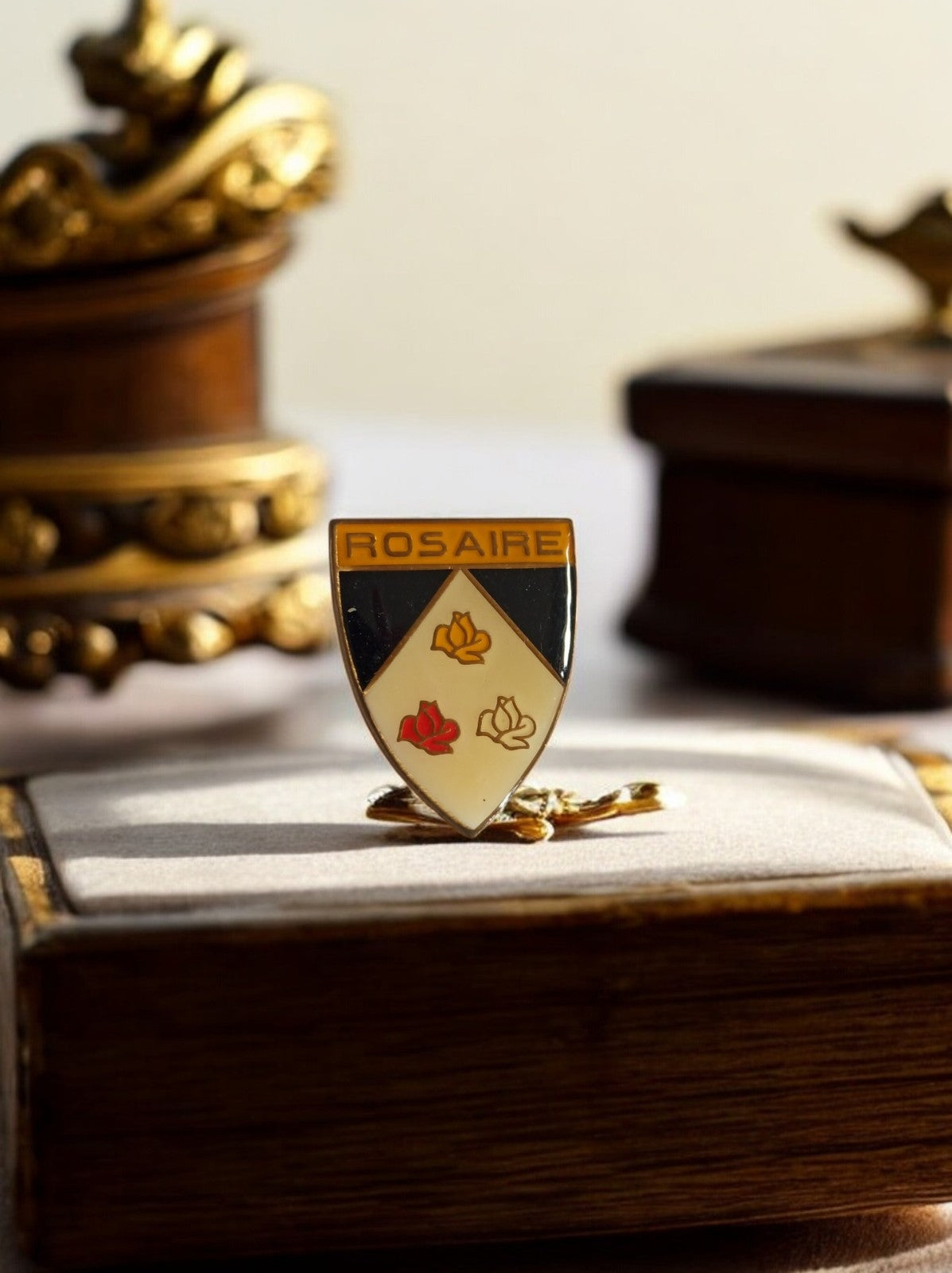 Broche blason ROSAIRE vintage émaillée métal argenté pins écusson badge