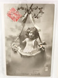 Carte postale ancienne Bonne Fête fillette œuf fleurs vintage CPA
