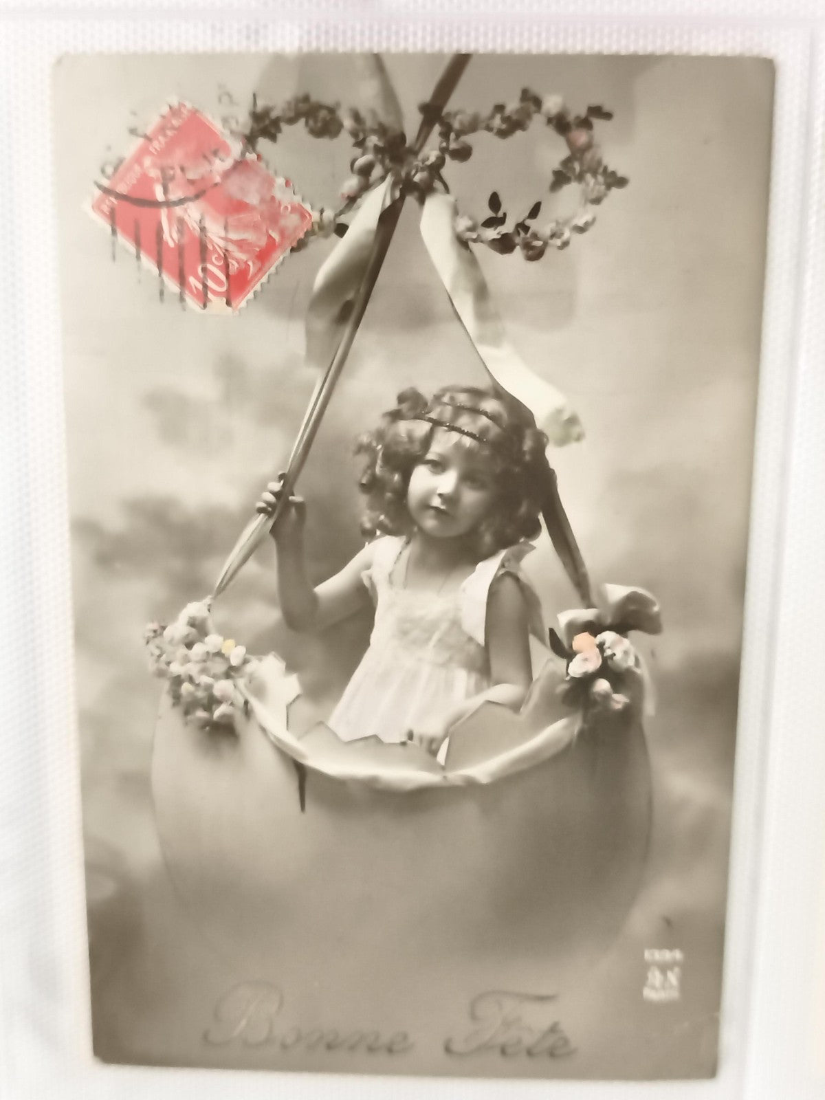 Carte postale ancienne Bonne Fête fillette œuf fleurs vintage CPA