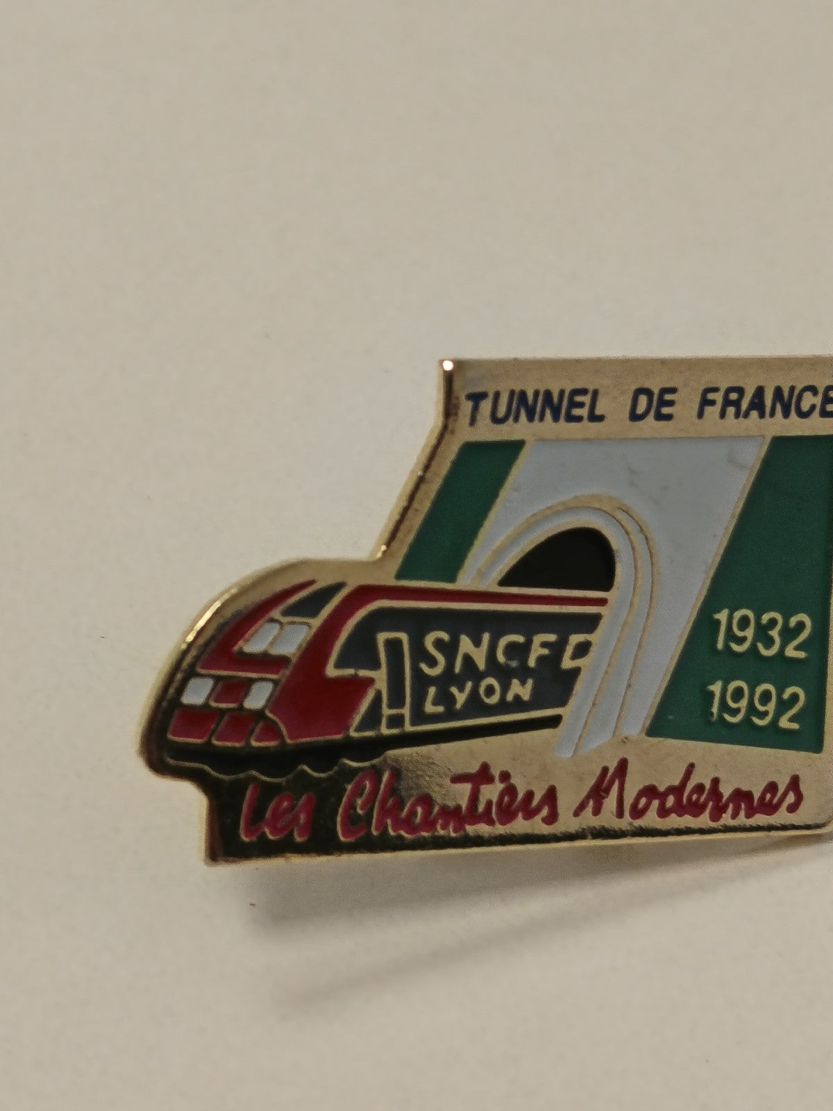 Pin's ancien Tunnel de France vintage, badge rétro collection années 80 90 rare