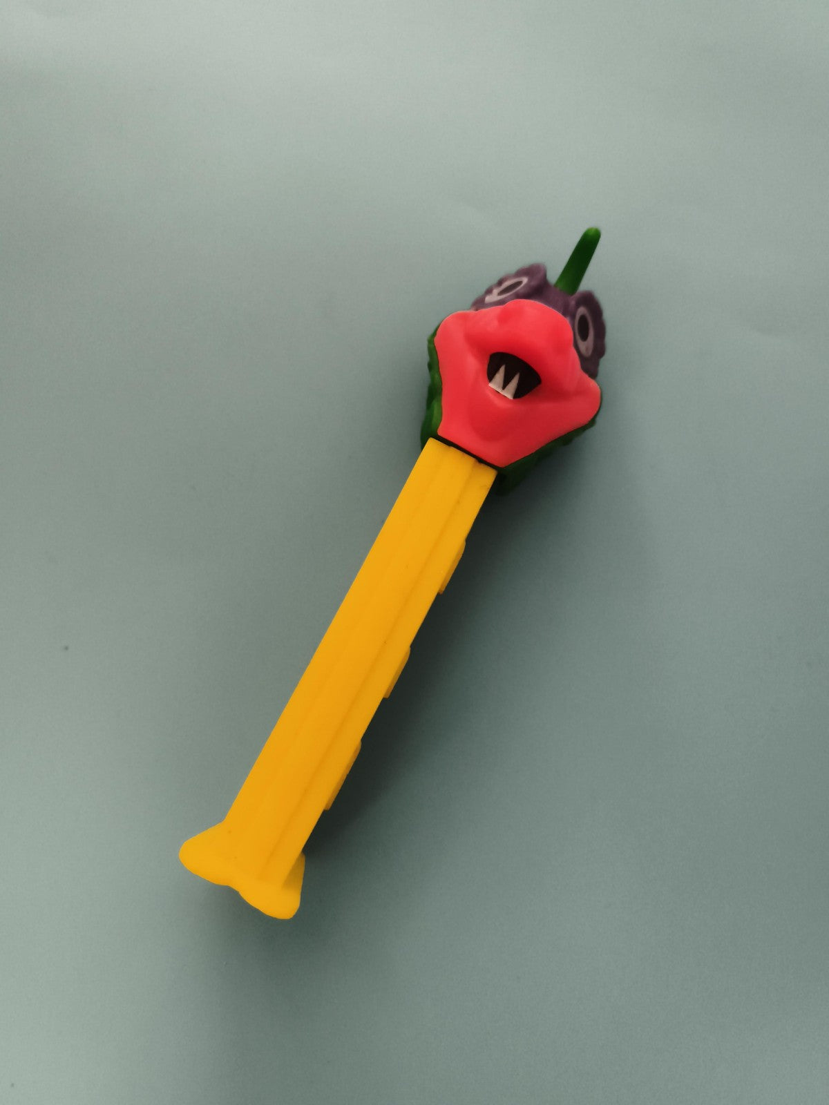 Distributeur Pez monstre tête rose jaune figurine bonbons jouet rétro