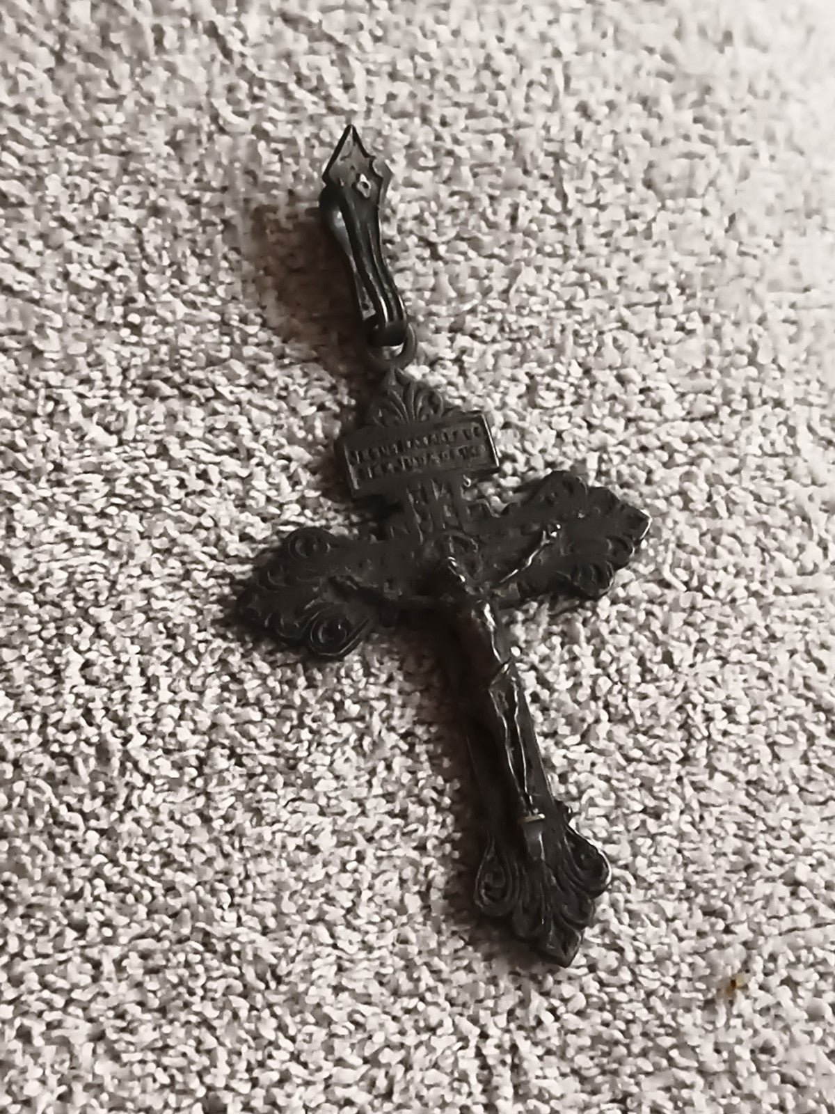 Croix pendentif ancien catholique Christ relief, crucifix vintage religieux