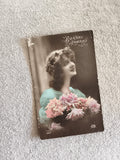 CPA Bonne Année femme fleurs colorisée début XXe romantique