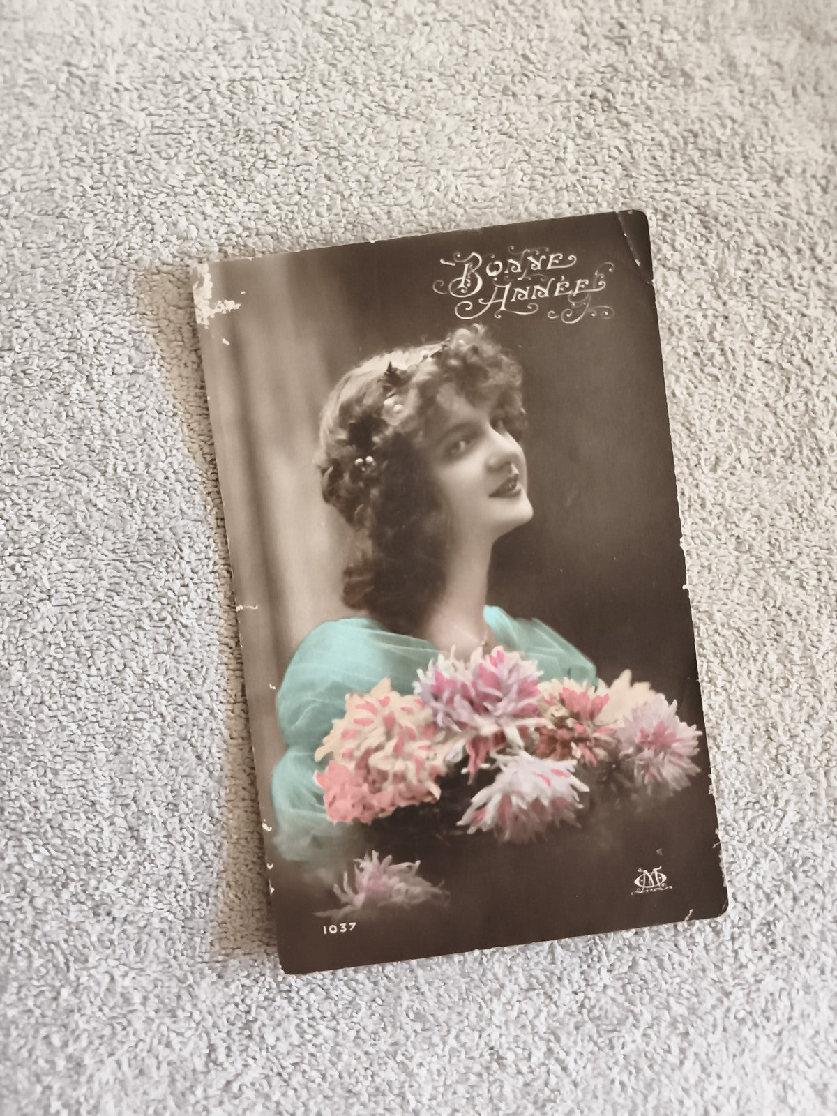 CPA Bonne Année femme fleurs colorisée début XXe romantique