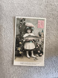 CPA poisson d'avril fillette chapeau plume fleurs timbre rose illustrée