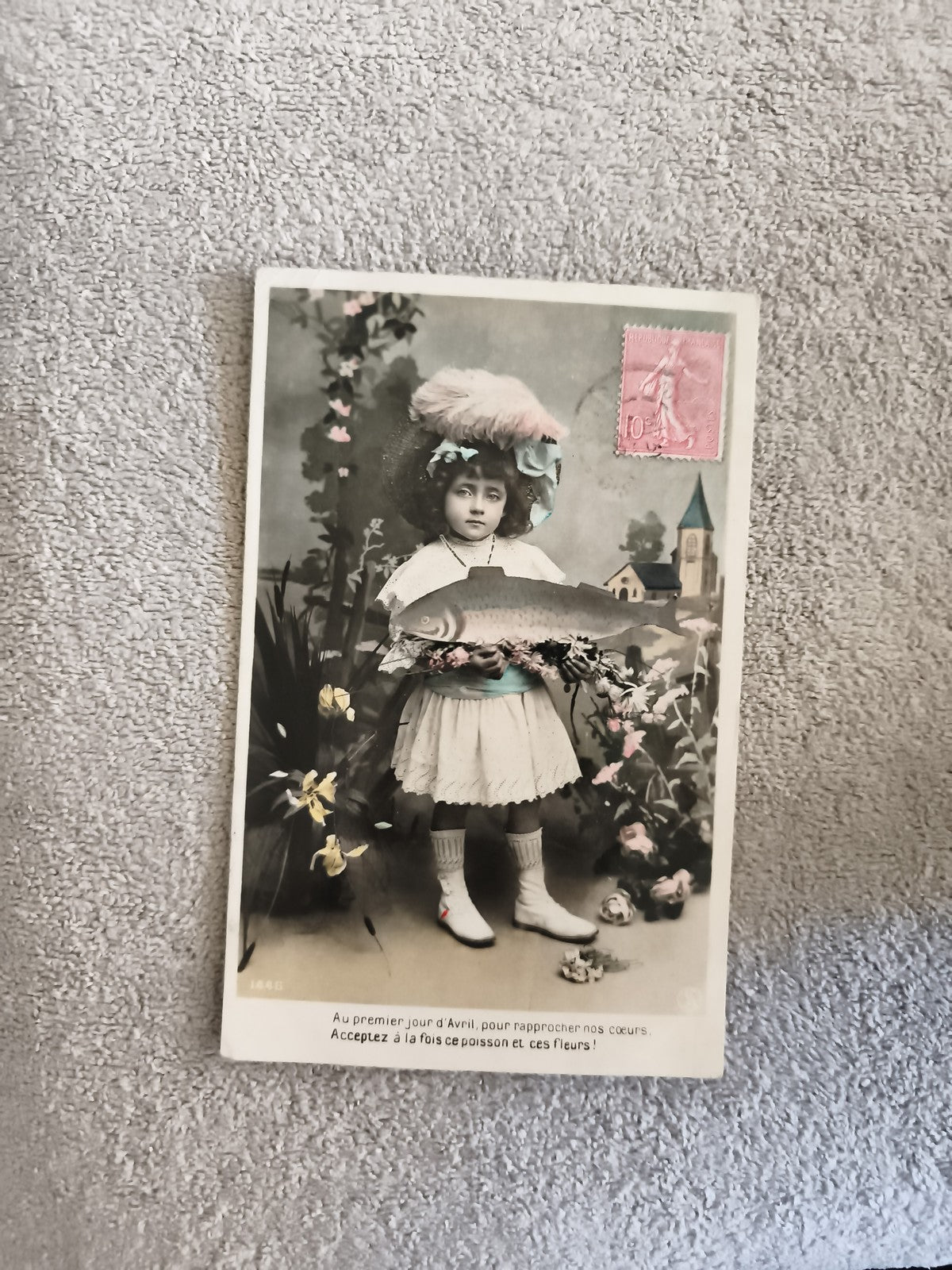 CPA poisson d'avril fillette chapeau plume fleurs timbre rose illustrée