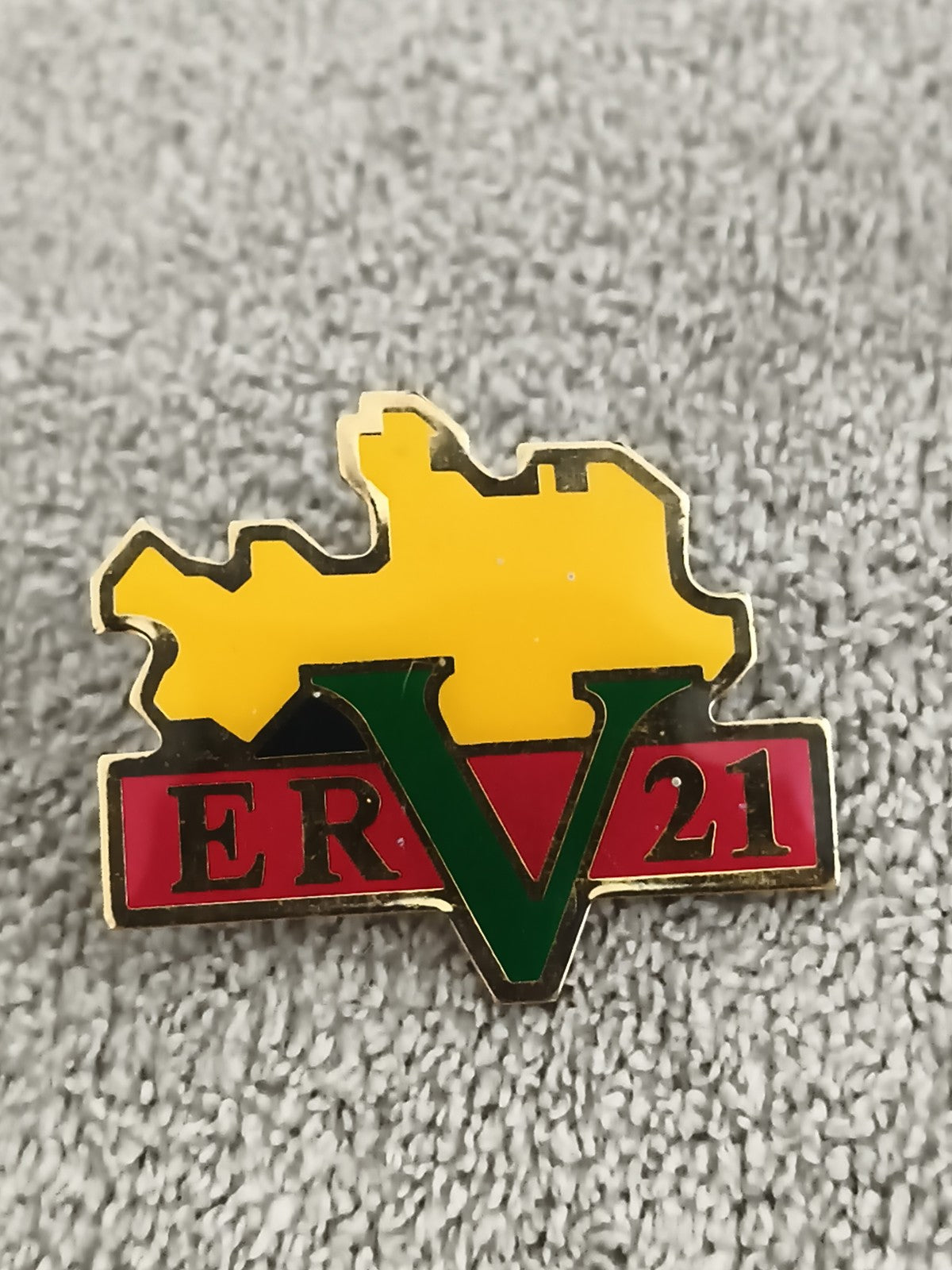 Pin's vintage ERV 21 émaillé jaune rouge vert, forme carte, badge ancien
